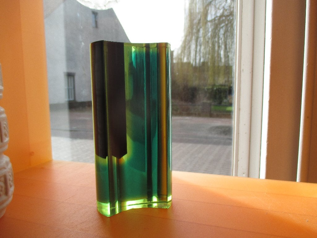 Guzzini groen plexi vaas jaren 70 design Luigi Massoni retro, Ophalen of Verzenden