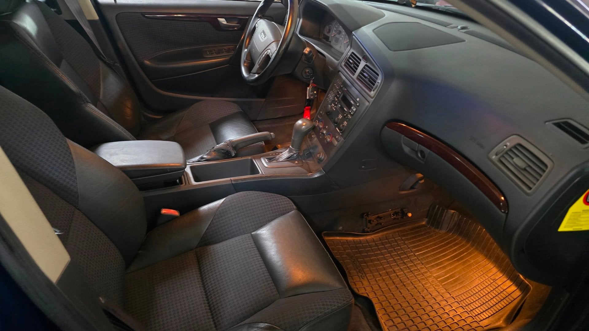 Volvo V70 2.4 Comfort Line Extreem goed onderhouden! 183.000, Auto's, Blauw, Leder en Stof, 129 €/maand, Onderhoudsboekje