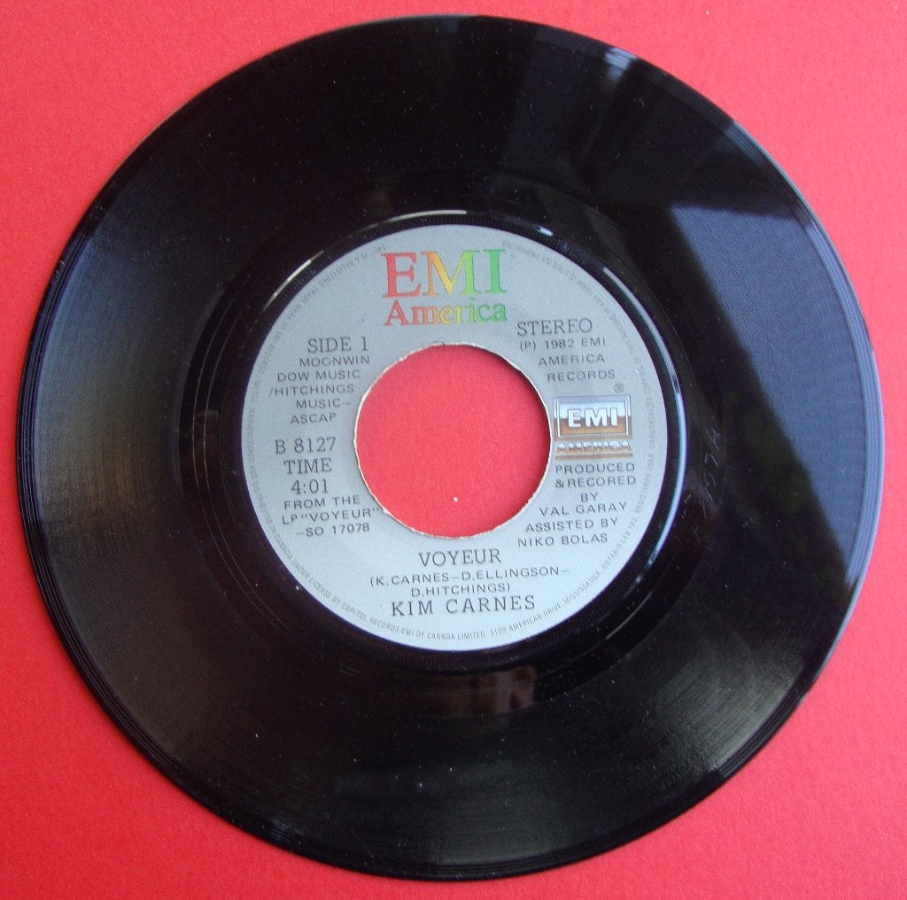 Kim Carnes - Voyeur  ( 7'' vinyl single 1982  ) (7), Gebruikt, 7 inch, Ophalen of Verzenden, Pop