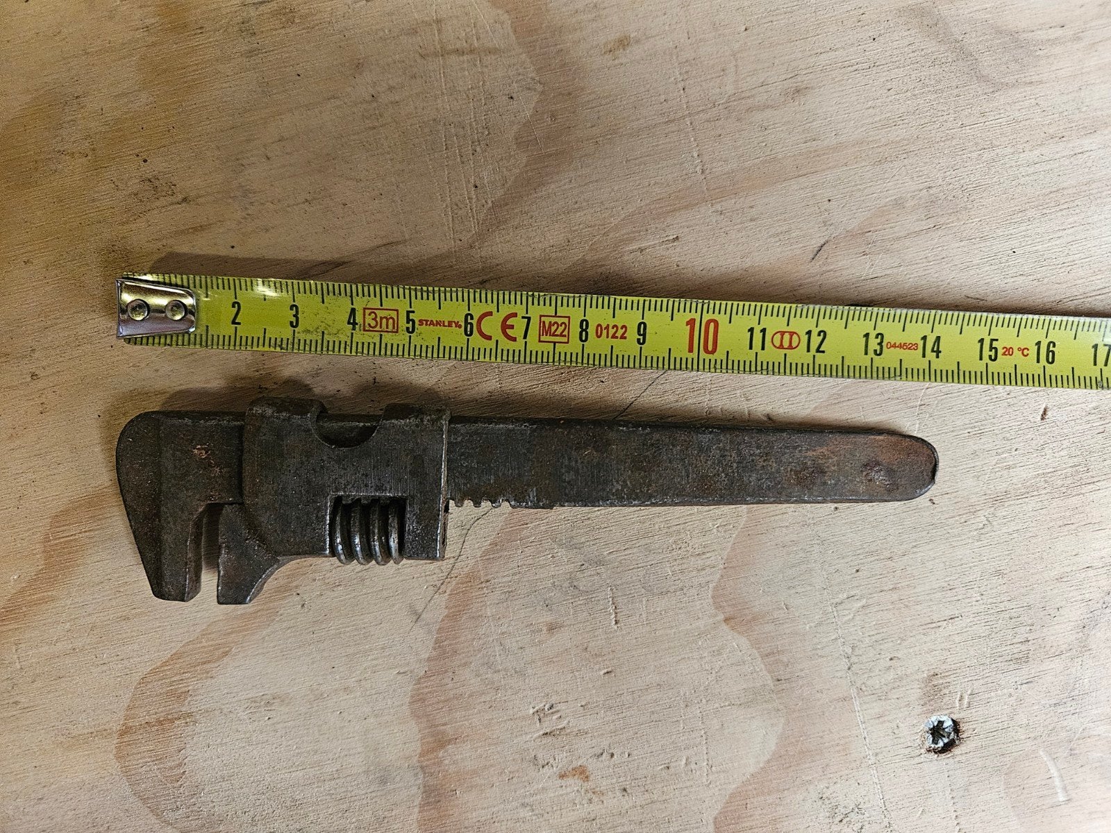 Foto 3 van verstelbare moersleutels "monkey wrenches"