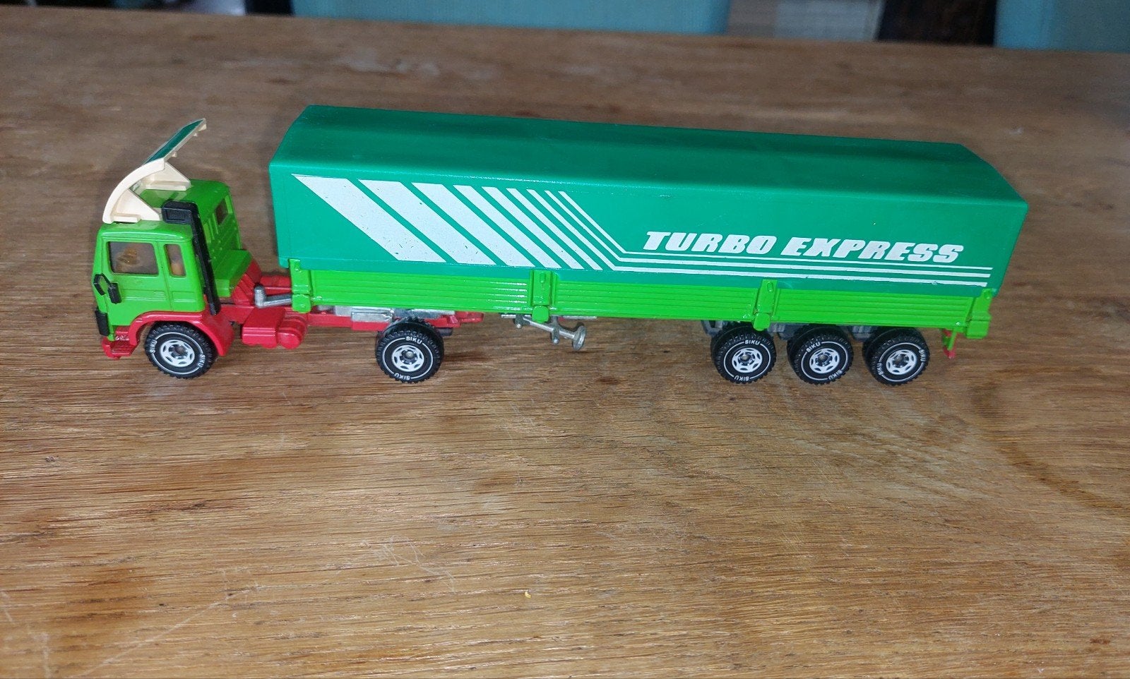 Siku Volvo F10 Turbo Express vrachtwagen met oplegger, Hobby en Vrije tijd, Modelauto's | 1:50, Verzenden, Gebruikt, Bus of Vrachtwagen