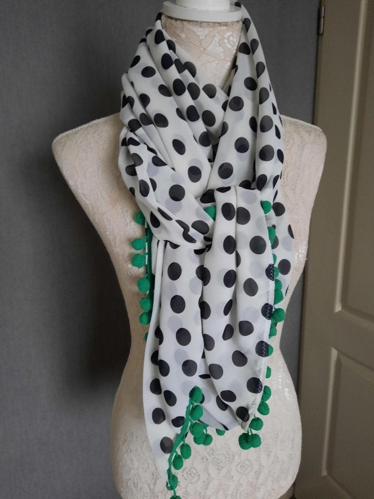 sjaals Mocador NIEUWPRIJS €45.- Kleur : Wit, Kleding | Dames, Mutsen, Sjaals en Handschoenen, Mocador, Maat 46/48 (XL) of groter