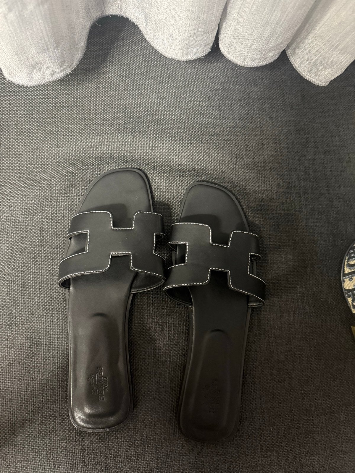 Hermes Slippers Maat 40 Mat Zwart, Kleding | Dames, Schoenen, Ophalen of Verzenden, Zo goed als nieuw, Zwart, Slippers