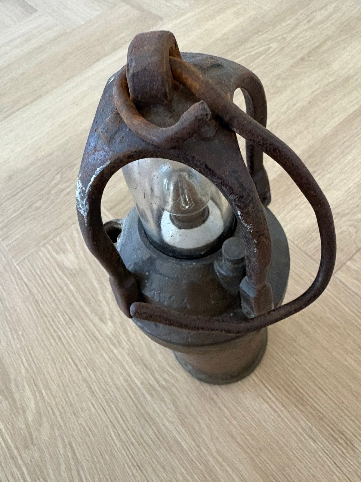 Orginele antieke mijnlamp, Ophalen