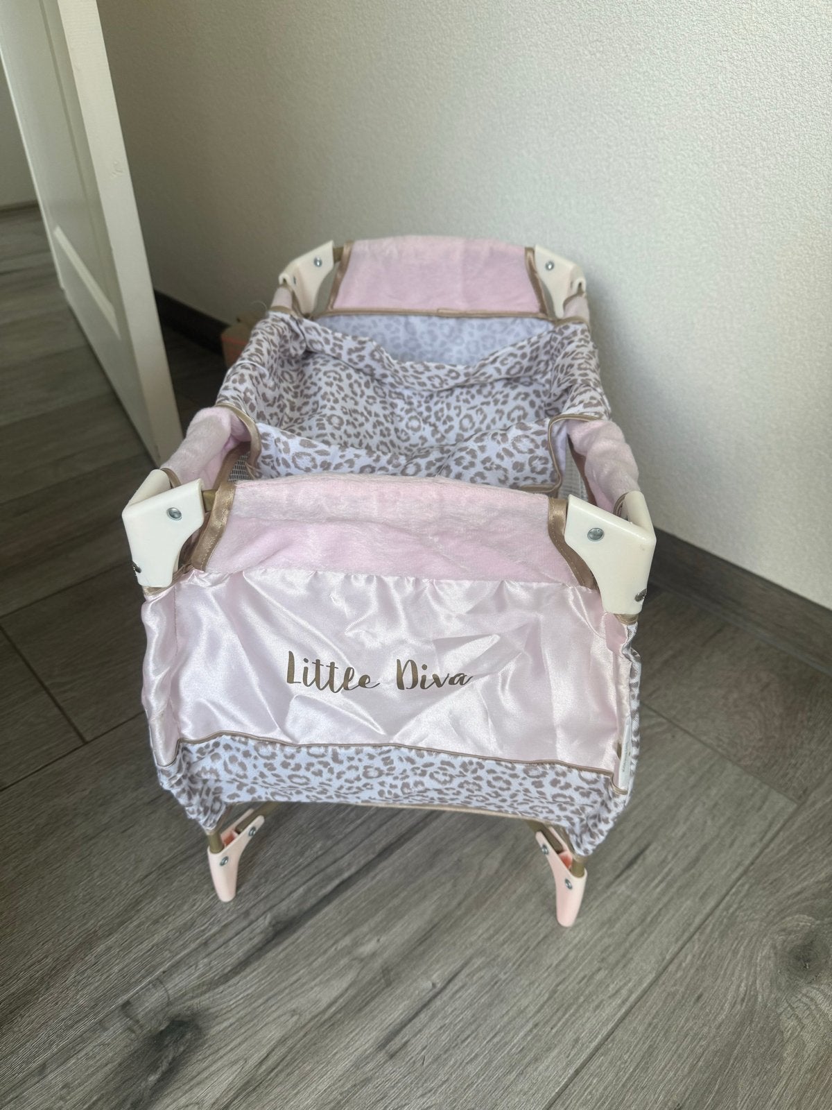 Little Diva Poppenbedje - Luipaardprint, Ophalen of Verzenden, Zo goed als nieuw, Overige typen
