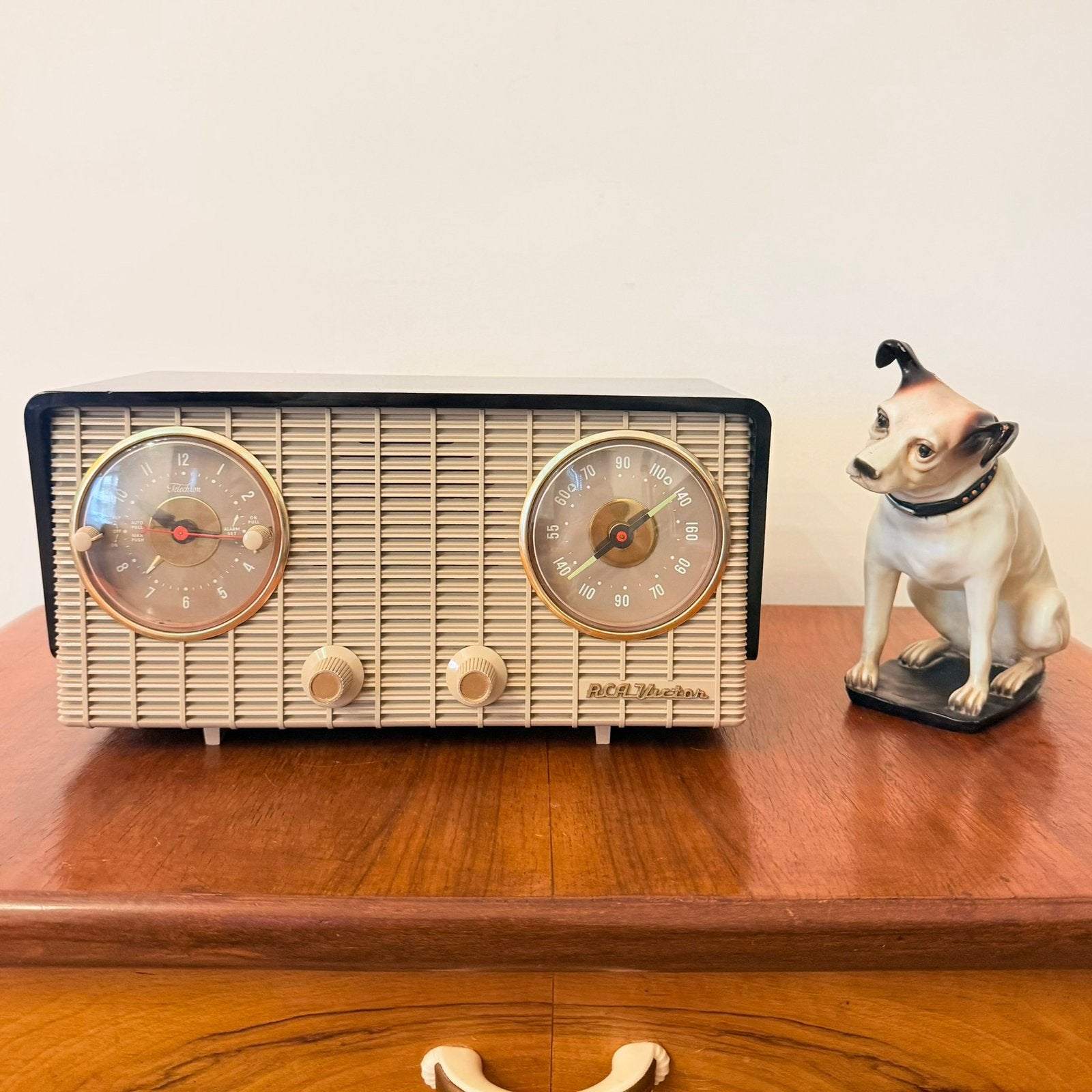 VINTAGE WEKKERRADIO RCA VICTOR STAR WARS 4-C-672 1954 RADIO, Antiek en Kunst, Verzenden