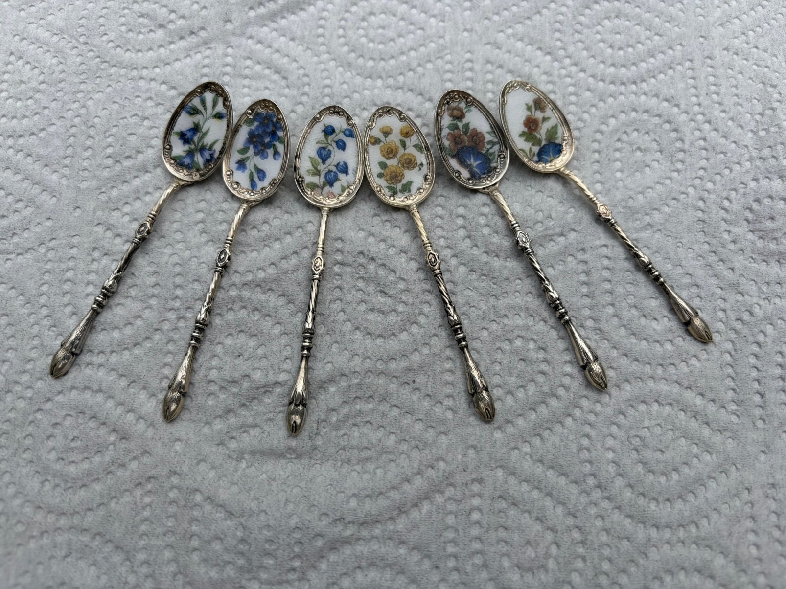 Set van 6 verzilverde theelepeltjes met emaille bloemen, Antiek en Kunst, Antiek | Bestek, Ophalen of Verzenden