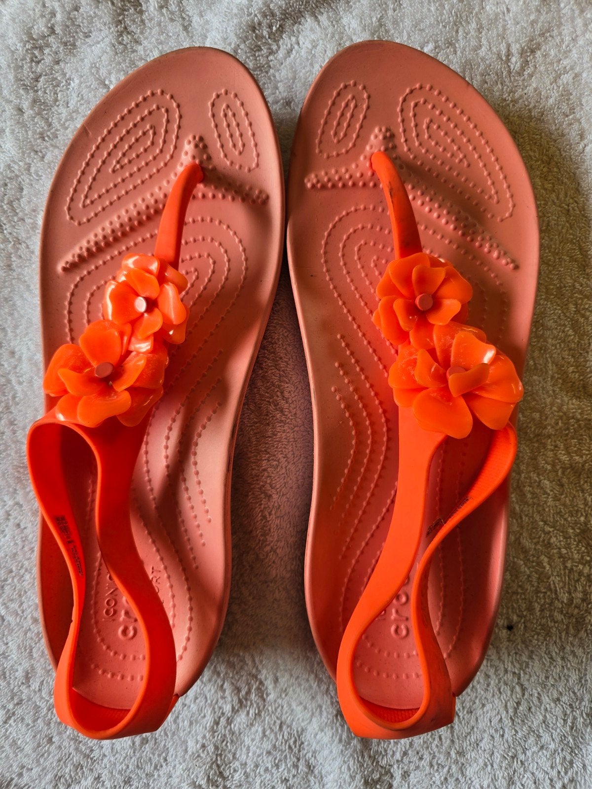 Crocs Slippers met Bloemen - Oranje, Maat W10, Slippers, Oranje, Ophalen of Verzenden, Crocs