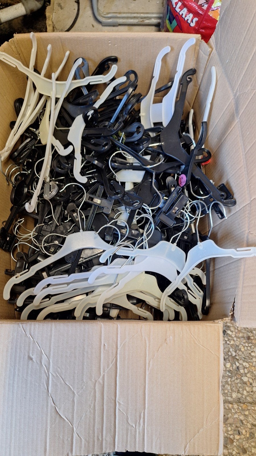 Grote partij kinder kledinghangers (wit en zwart), Ophalen, Gebruikt