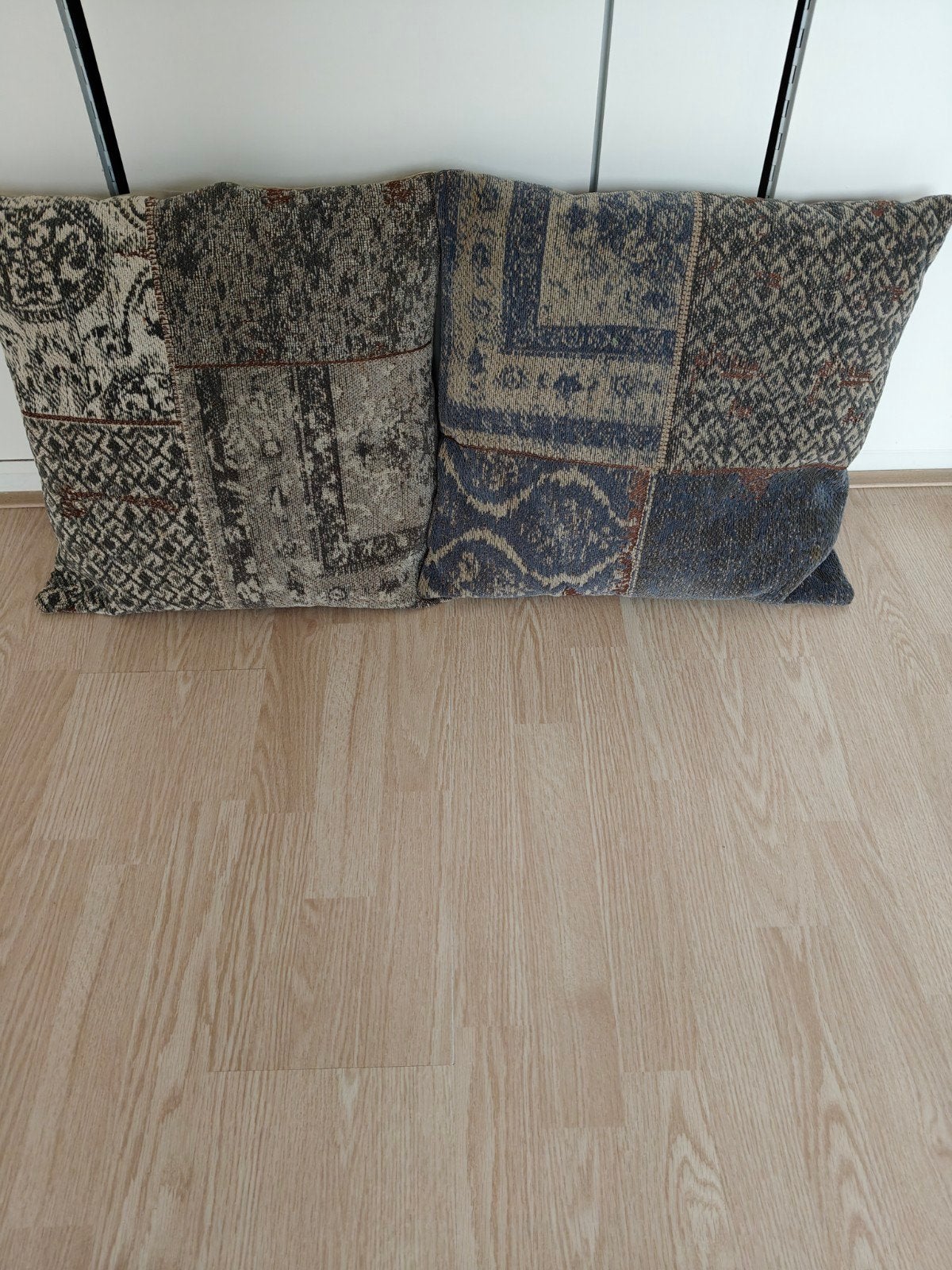 twee sierkussens, 1 x grijze,1x blauwe maat  45x45, Ophalen, Overige merken, Blauw, Inclusief binnenkussen