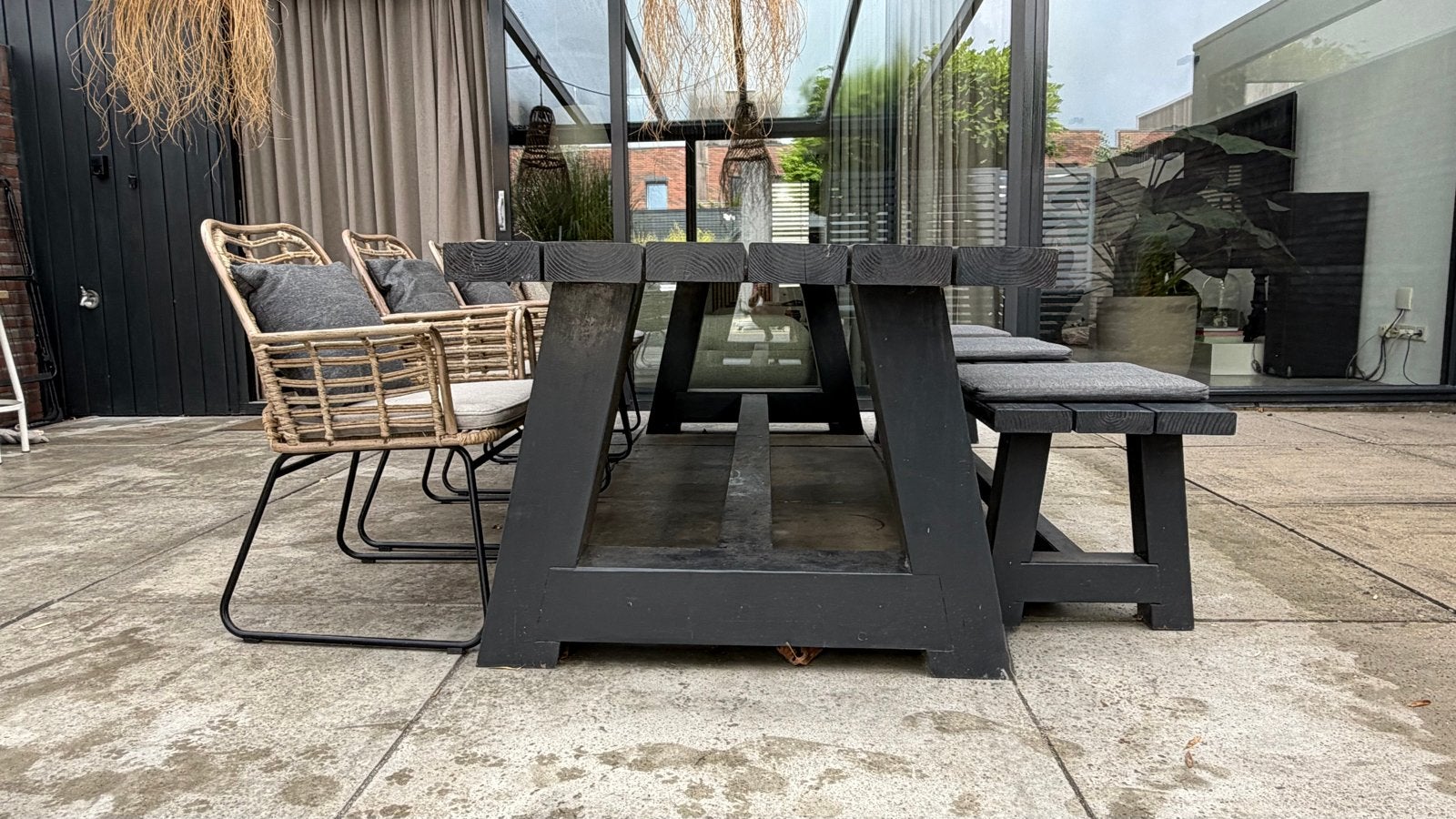 Foto 2 van Robuuste tuintafel (300 cm / douglashout), 4 stoelen en bank