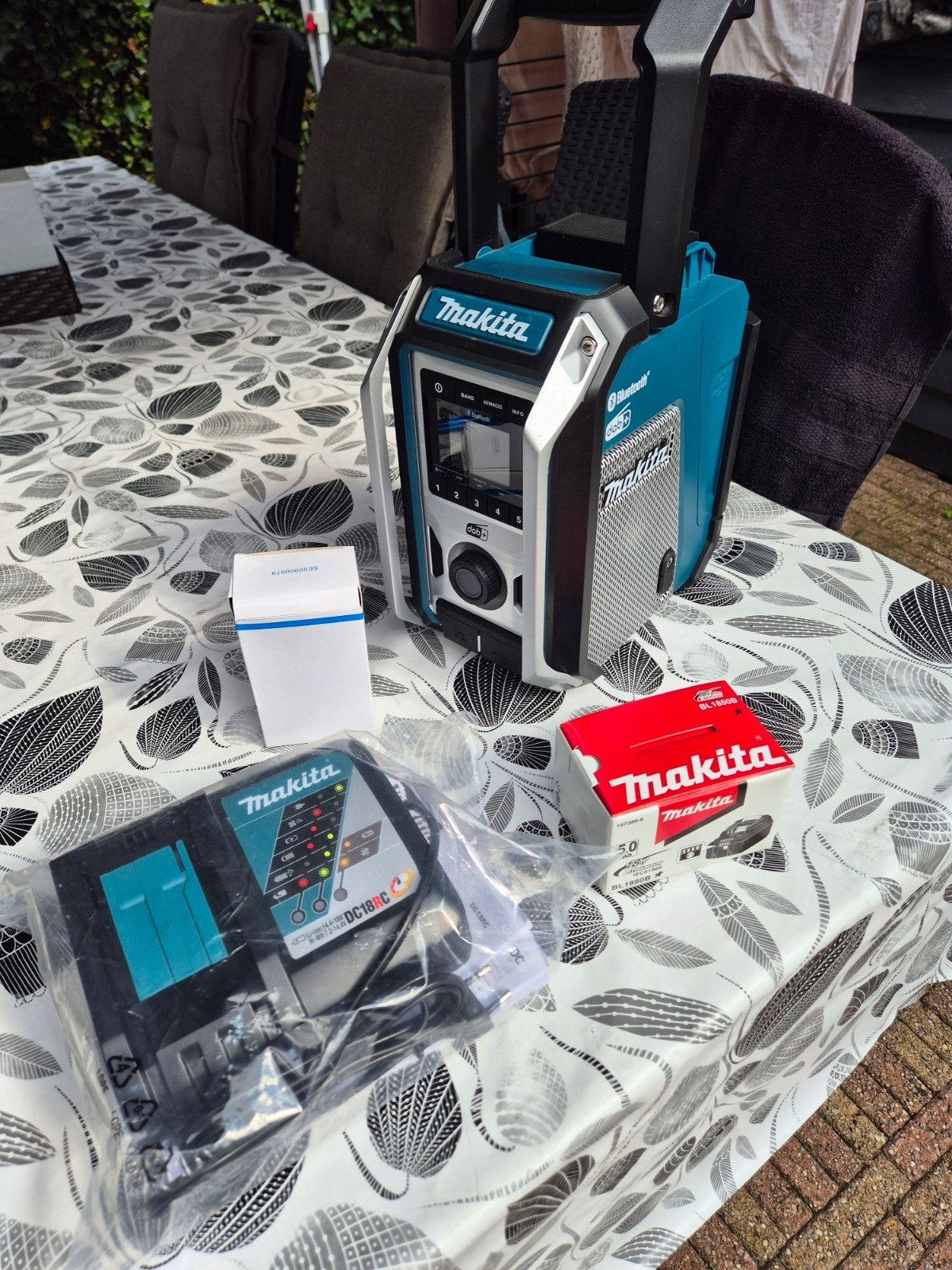 makita bouwradio DMR115 incl accu en lader, Ophalen of Verzenden, Nieuw, 150 tot 250 ampère