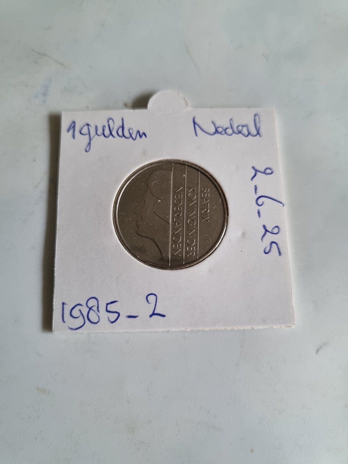 Nederland: een zeer mooie nikkelen 1 gulden munt uit 1985., Postzegels en Munten, Ophalen of Verzenden, Koningin Beatrix, 1 gulden