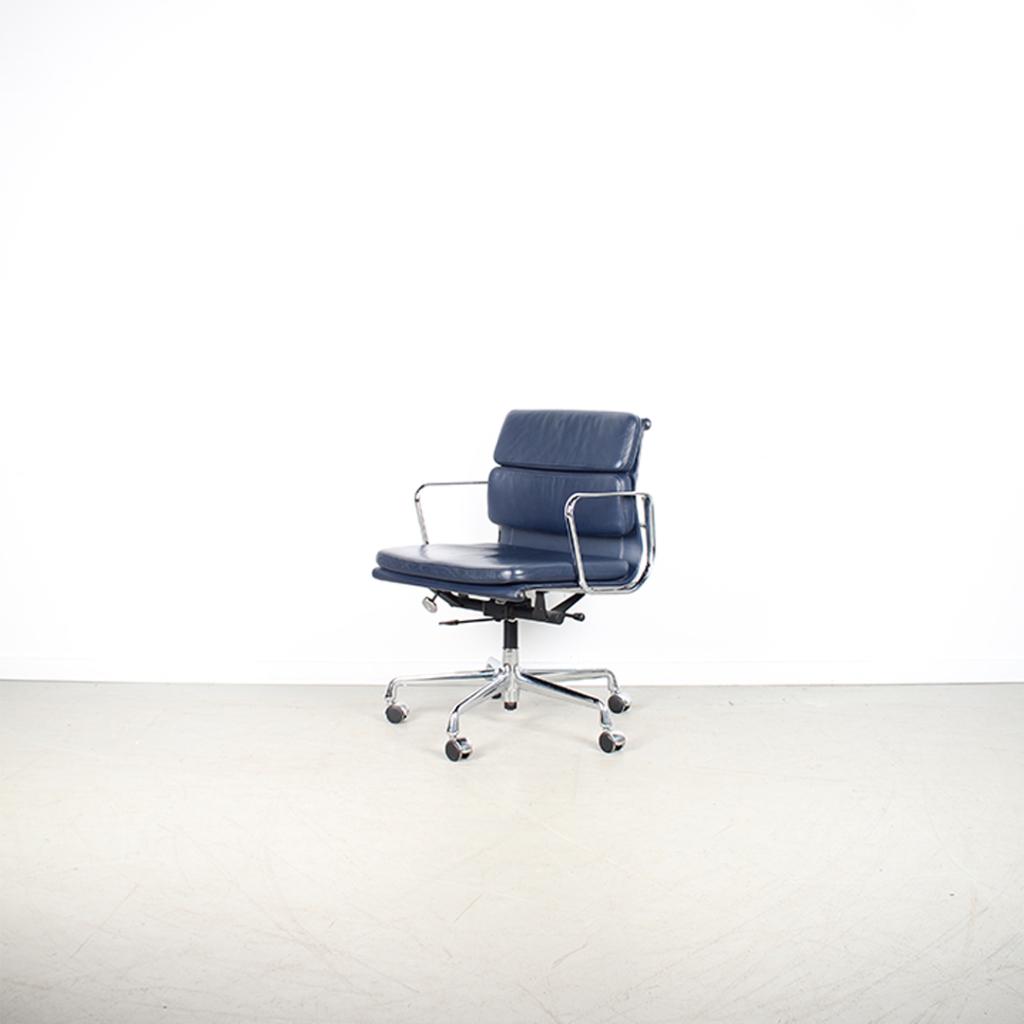 1x Vitra Eames Ea 217 Softpad Donkerblauw – Chroom, Huis en Inrichting, Bureaustoelen, Niet ingevuld, Niet ingevuld, Ophalen of Verzenden