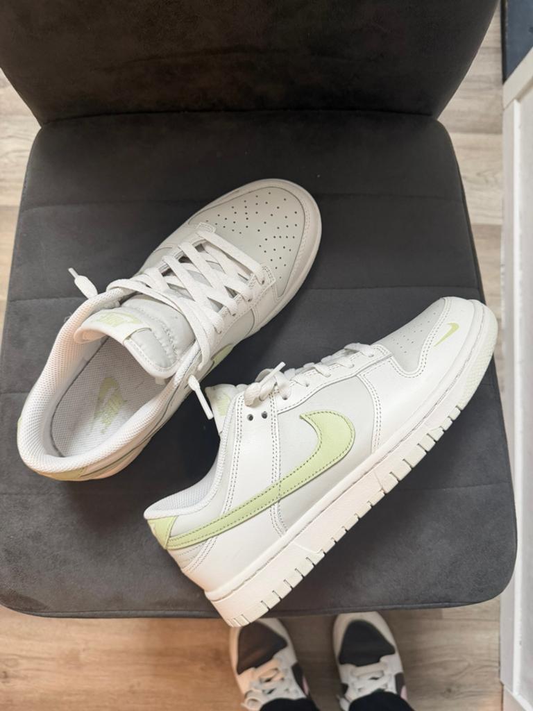 Nike Dunk Low Light Bone - Maat 40,5, Kleding | Dames, Schoenen, Ophalen of Verzenden, Zo goed als nieuw, Wit, Sneakers of Gympen