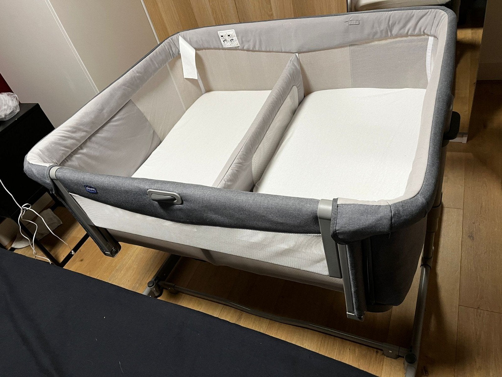Chicco Next2Me Twins Cosleeper (Magnet Grey) + 2 matrassen &, Kinderen en Baby's, Ophalen, Zo goed als nieuw, Wieg