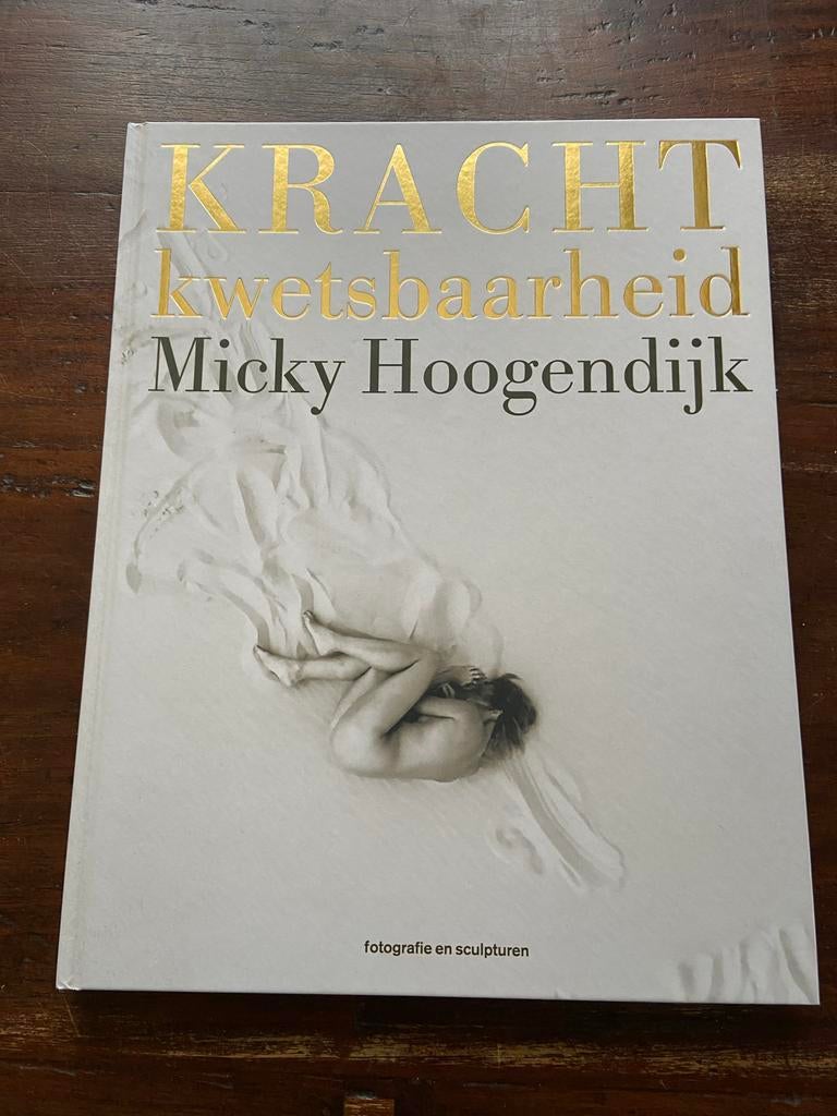 Gesigneerd Fotoboek Micky Hoogendijk - Kracht Kwetsbaarheid, Ophalen, Nieuw, Fotografie algemeen