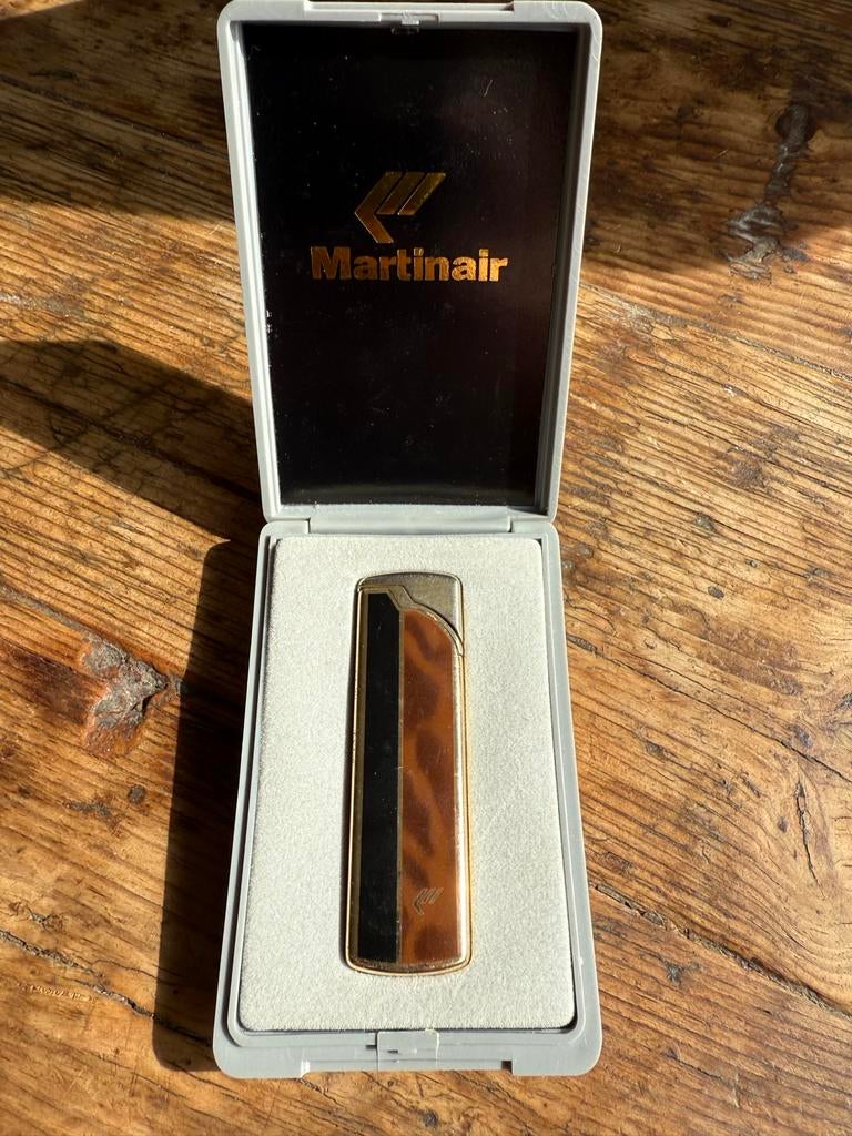 Martinair aansteker in originele doos - Collectors item, Verzamelen, Rookartikelen, Aanstekers en Luciferdoosjes, Ophalen of Verzenden