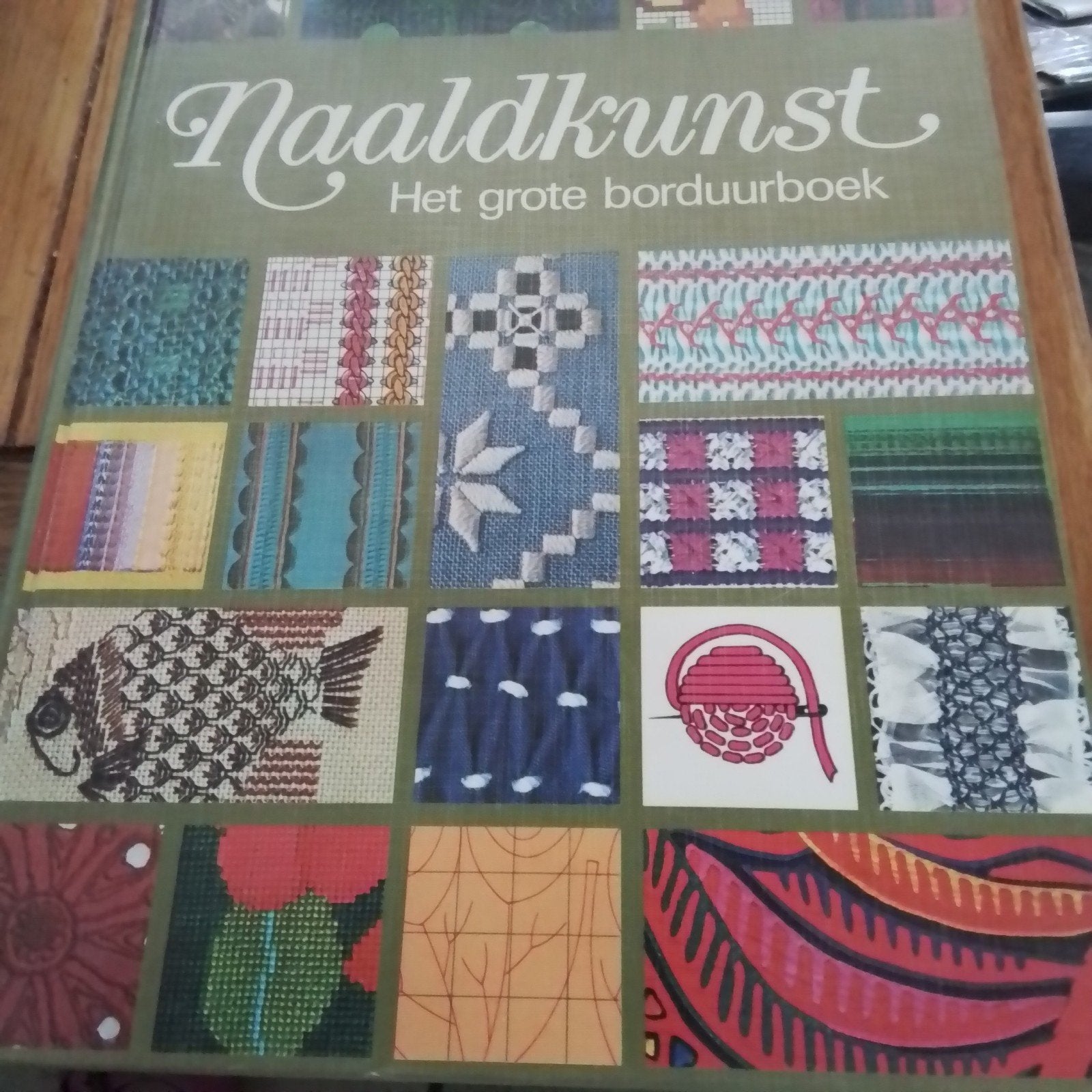 Naaldkunst: Het Grote Borduurboek (1976, 280 blz), Ophalen of Verzenden