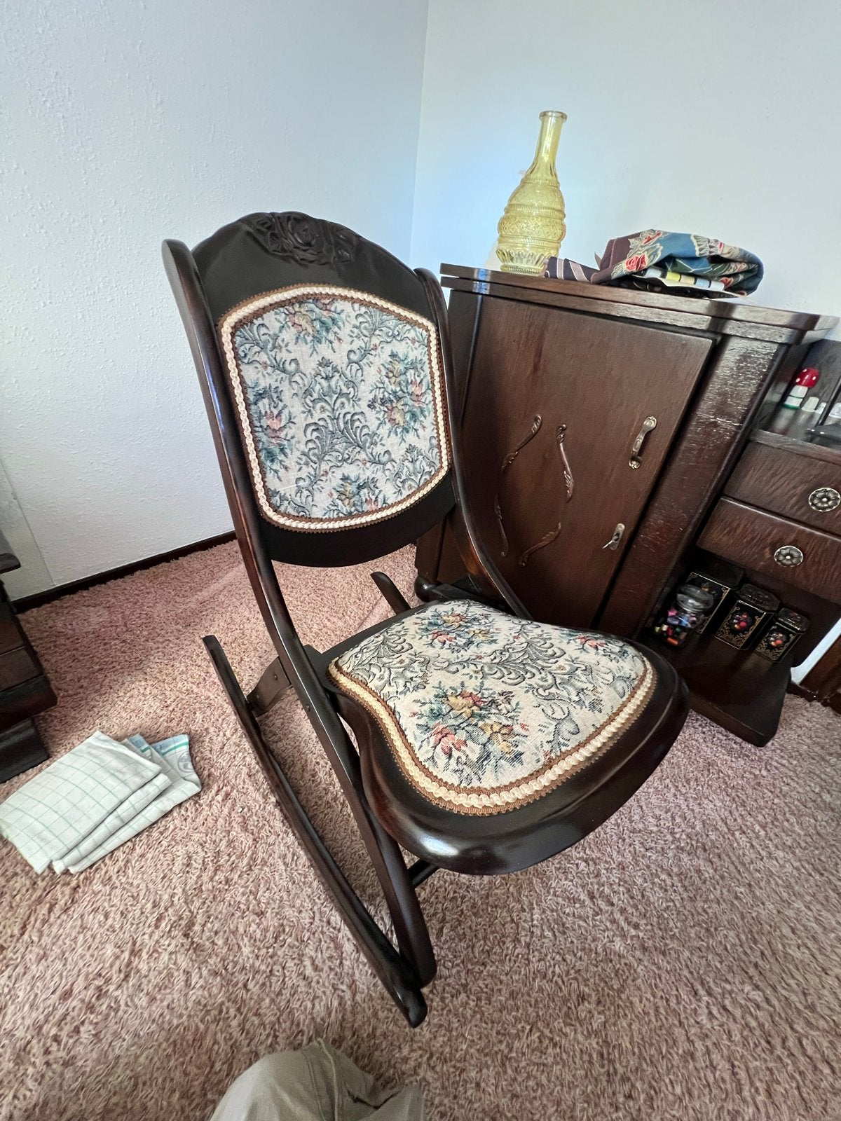 Antieke schommelstoel met bloemenpatroon, Antiek en Kunst, Antiek | Meubels | Stoelen en Banken, Ophalen