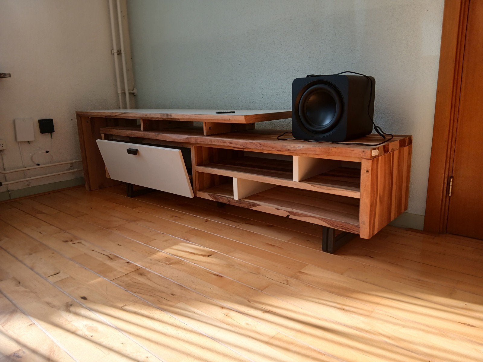 Robuust houten tv-meubel met opbergruimte, Gebruikt, 150 tot 200 cm, Minder dan 100 cm, Industrieel, Modern, Landelijk