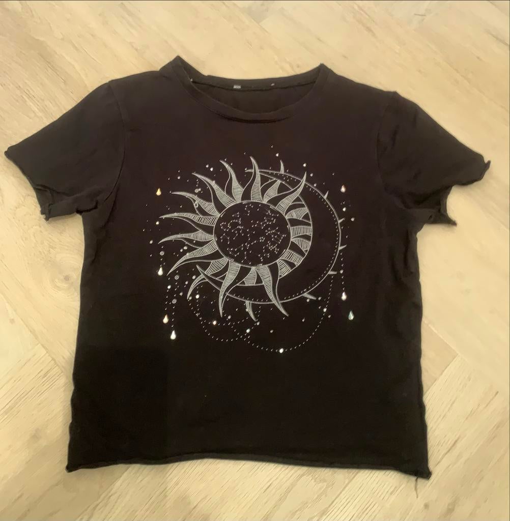 Zwarte crop top met zon en maan print - Maat XS, Kleding | Dames, Zwart, Ophalen of Verzenden, Korte mouw, Maat 34 (XS) of kleiner