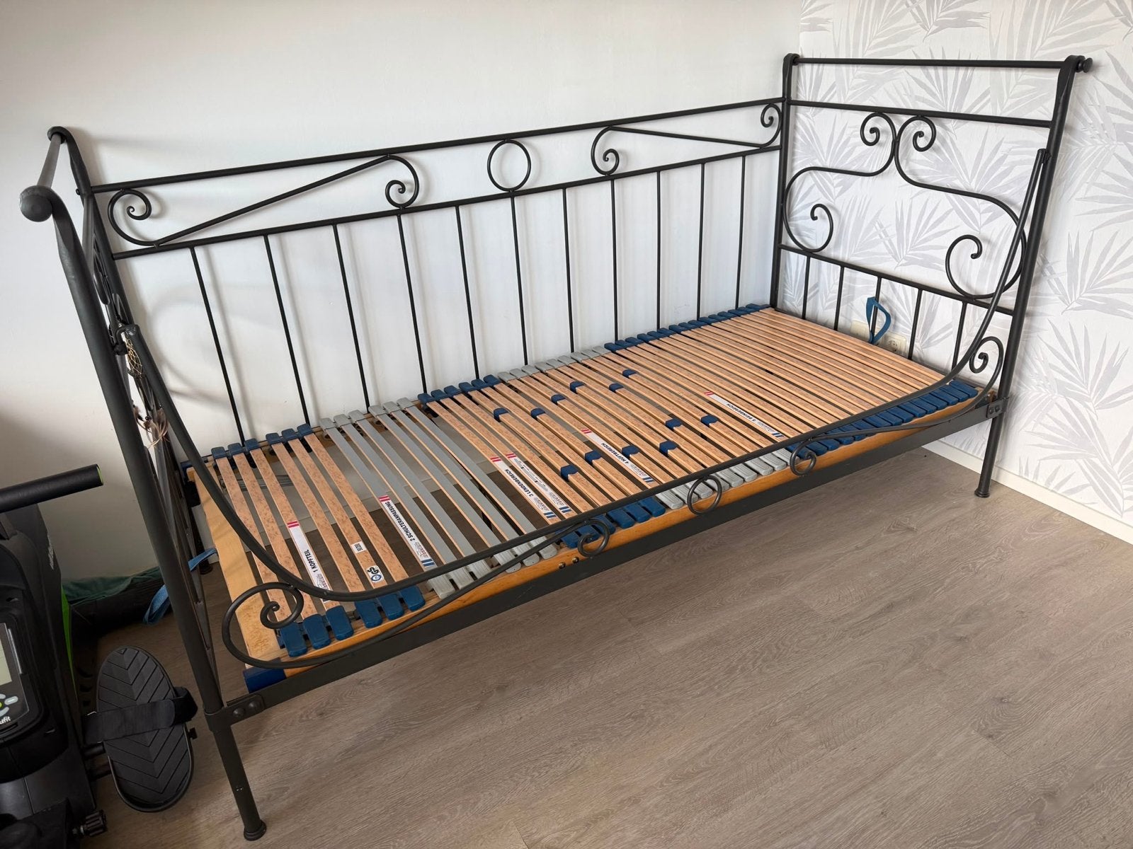 Zwart metalen eenpersoonsbed 90x200, Huis en Inrichting, Ophalen, Gebruikt, 90 cm, Eenpersoons