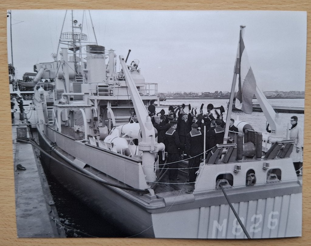Foto marine: mijnenveger Hr Ms Grijpskerk 1956 overdracht, Verzamelen, Verzenden, Marine, Nederland, Foto of Poster