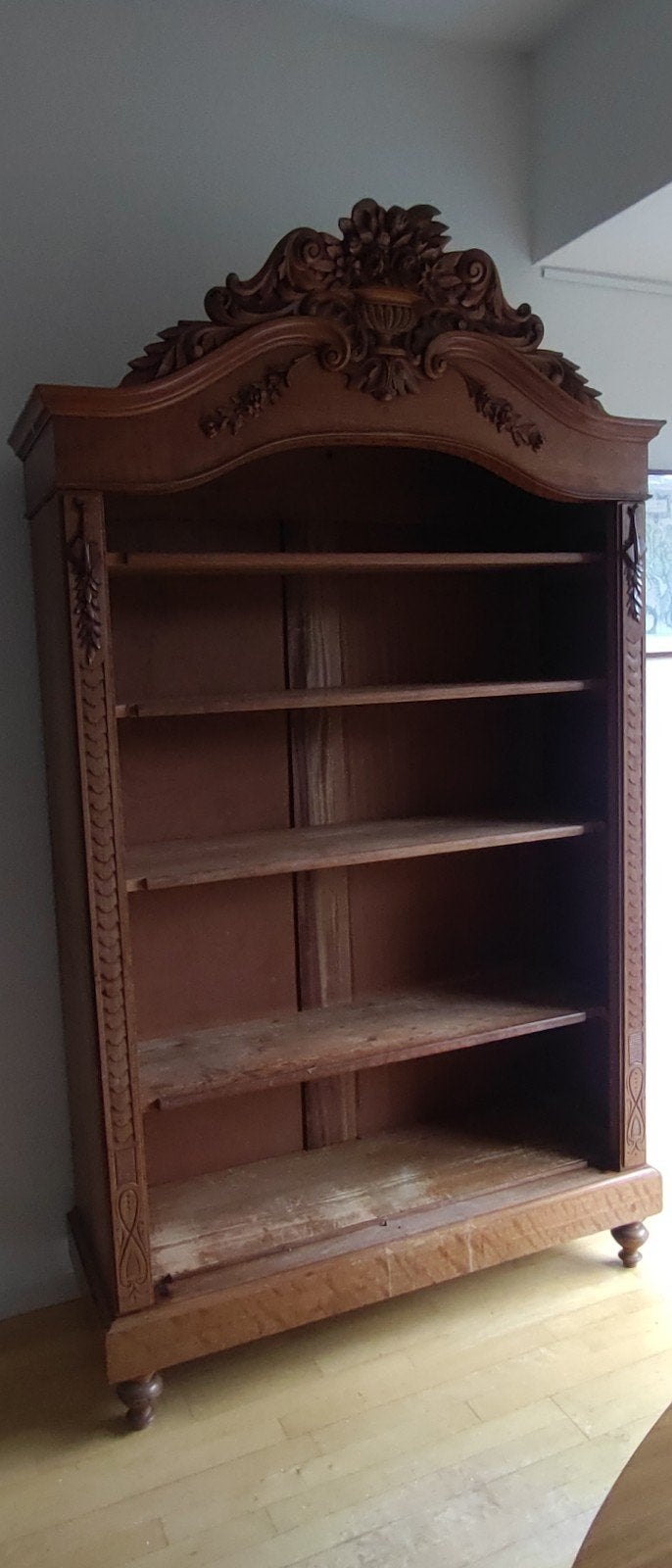 Antieke houten kast met kuif en houtsnijwerk, Antiek en Kunst, Antiek | Meubels | Kasten, Ophalen