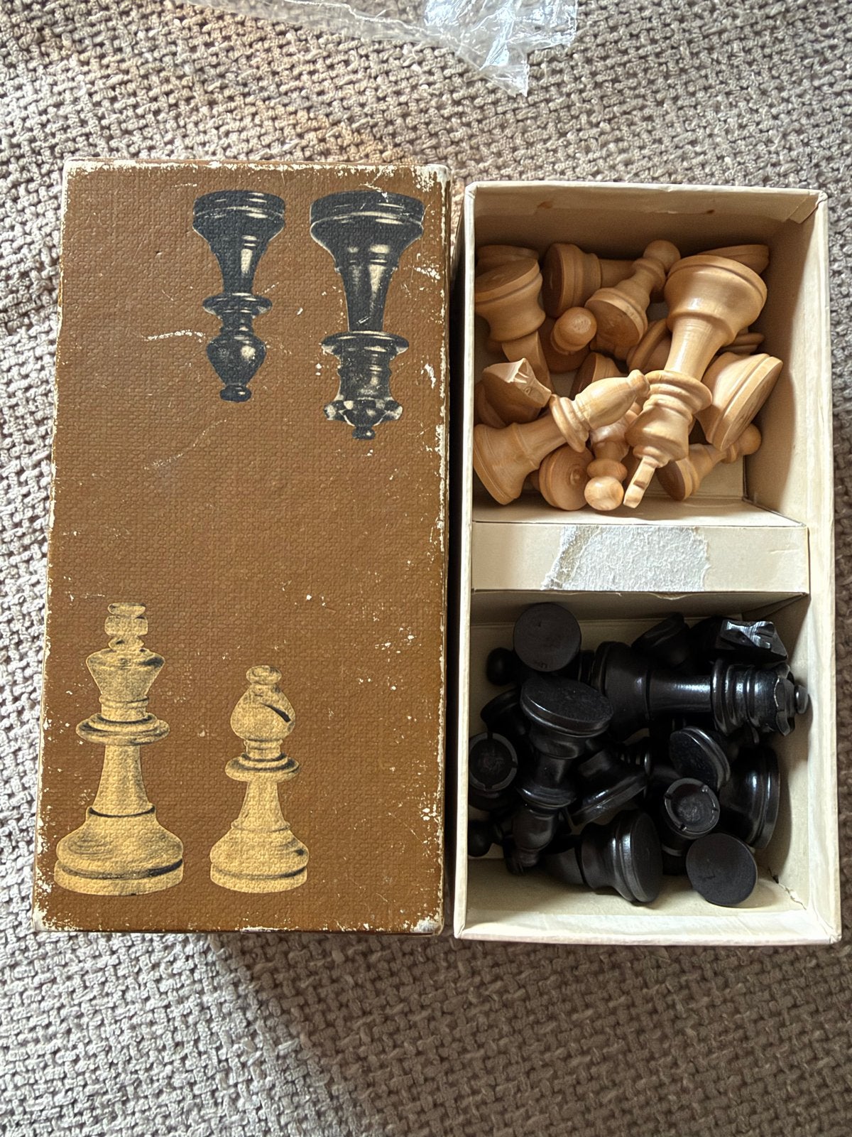 Vintage houten schaakstukken in originele doos, Een of twee spelers, Ophalen of Verzenden, Zo goed als nieuw
