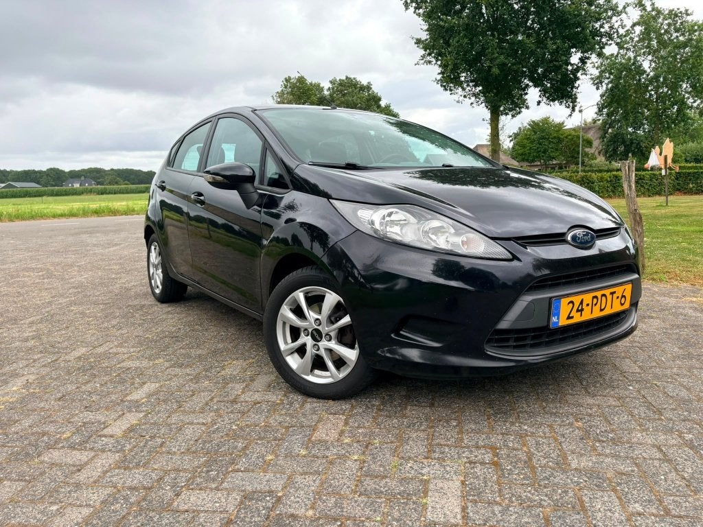 Te koop: Zeer nette Ford Fiësta 1.25 Limited 5DR 2011 Zwart, Auto's, Voorwielaandrijving, Euro 5, Stof, 40 €/maand