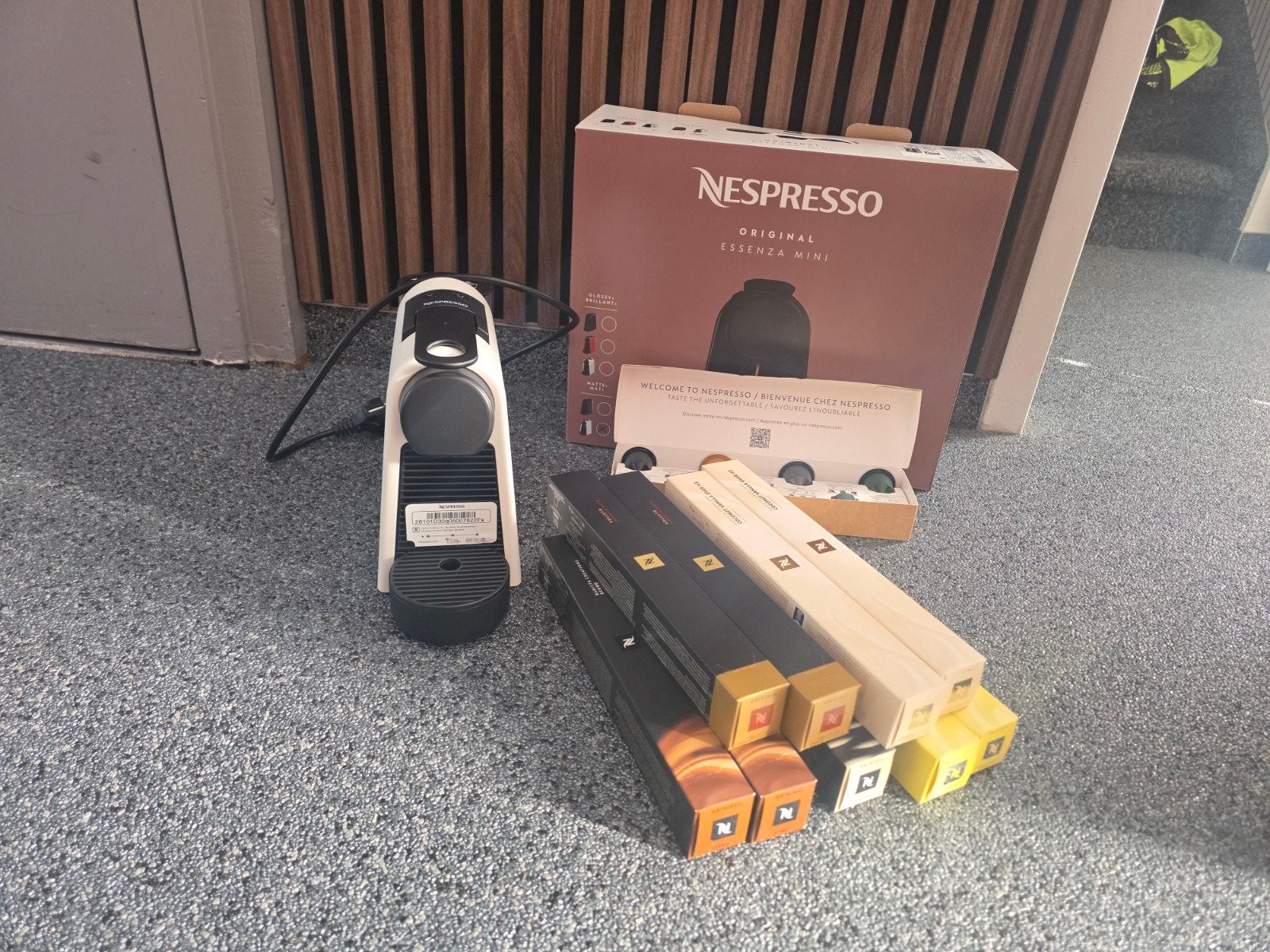 Nieuwe Nespresso Essenza Mini met diverse cups, Ophalen of Verzenden, Nieuw, Espresso apparaat