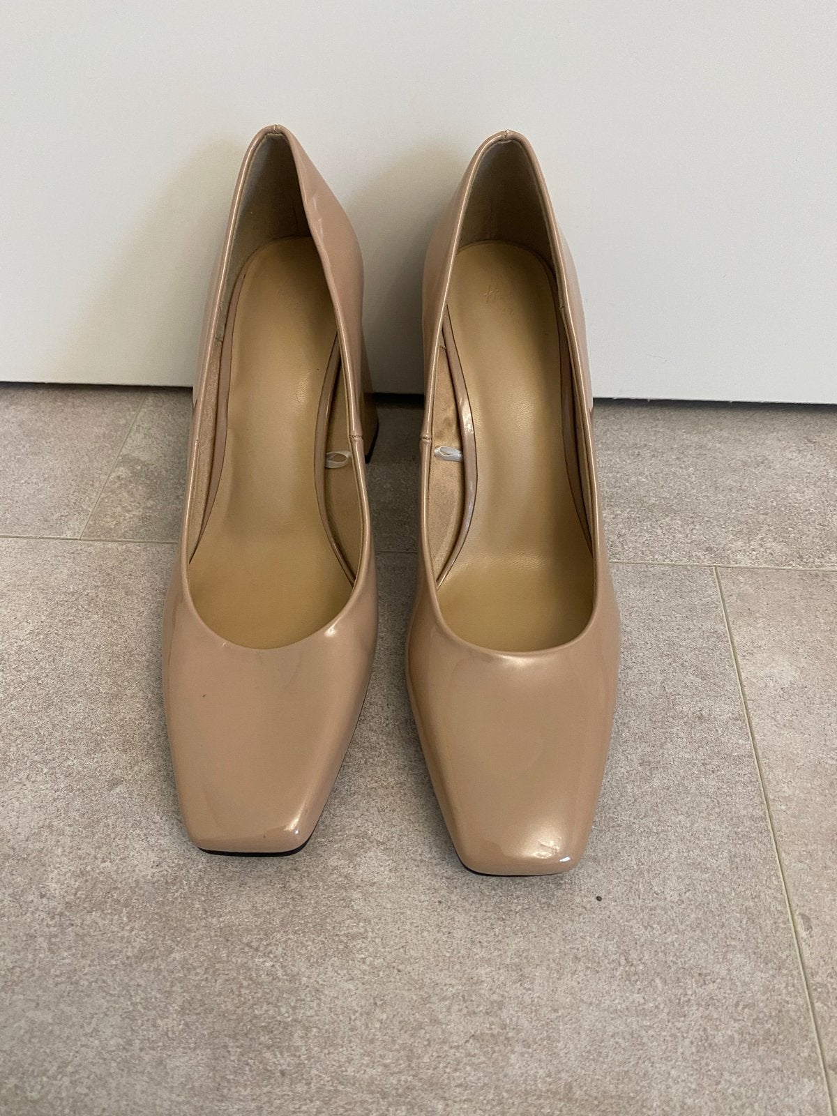 Nude lakleren pumps met blokhak - H&M maat 42, Ophalen of Verzenden, Zo goed als nieuw, Beige, Pumps