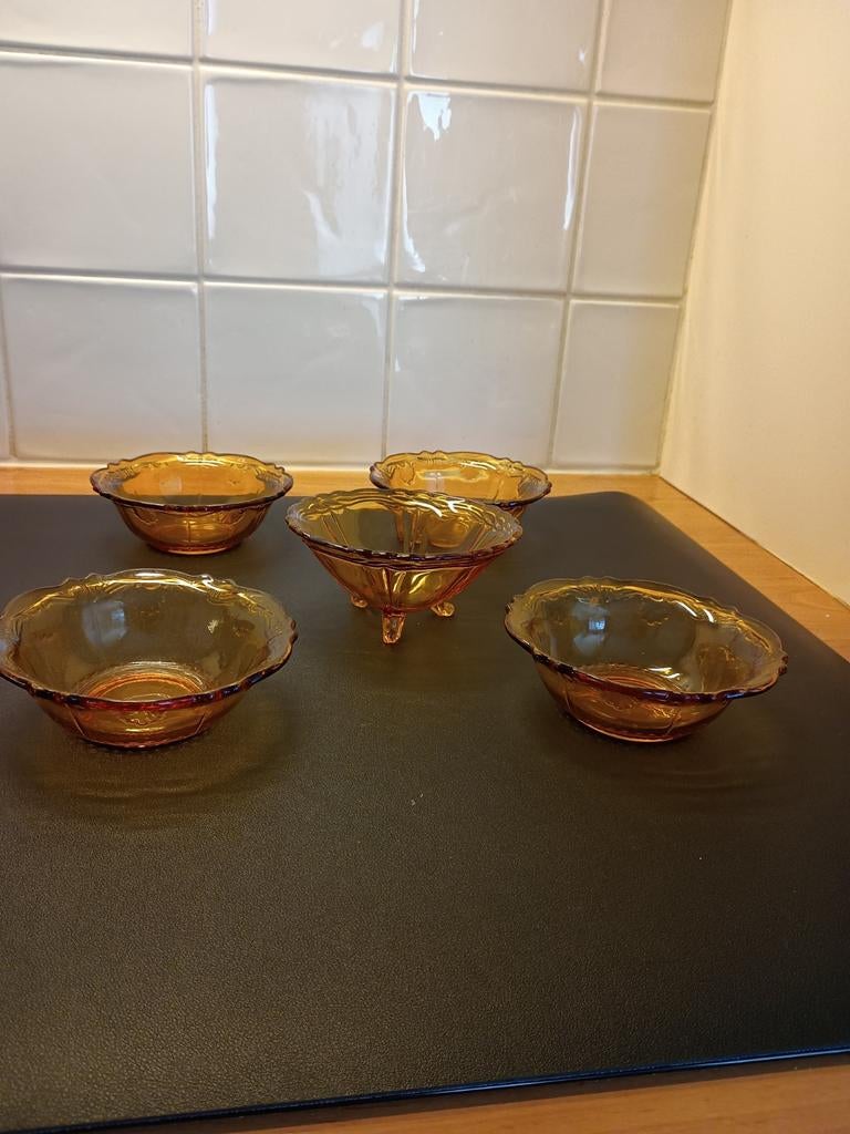5 amberkleurige glazen schaaltjes, Ophalen
