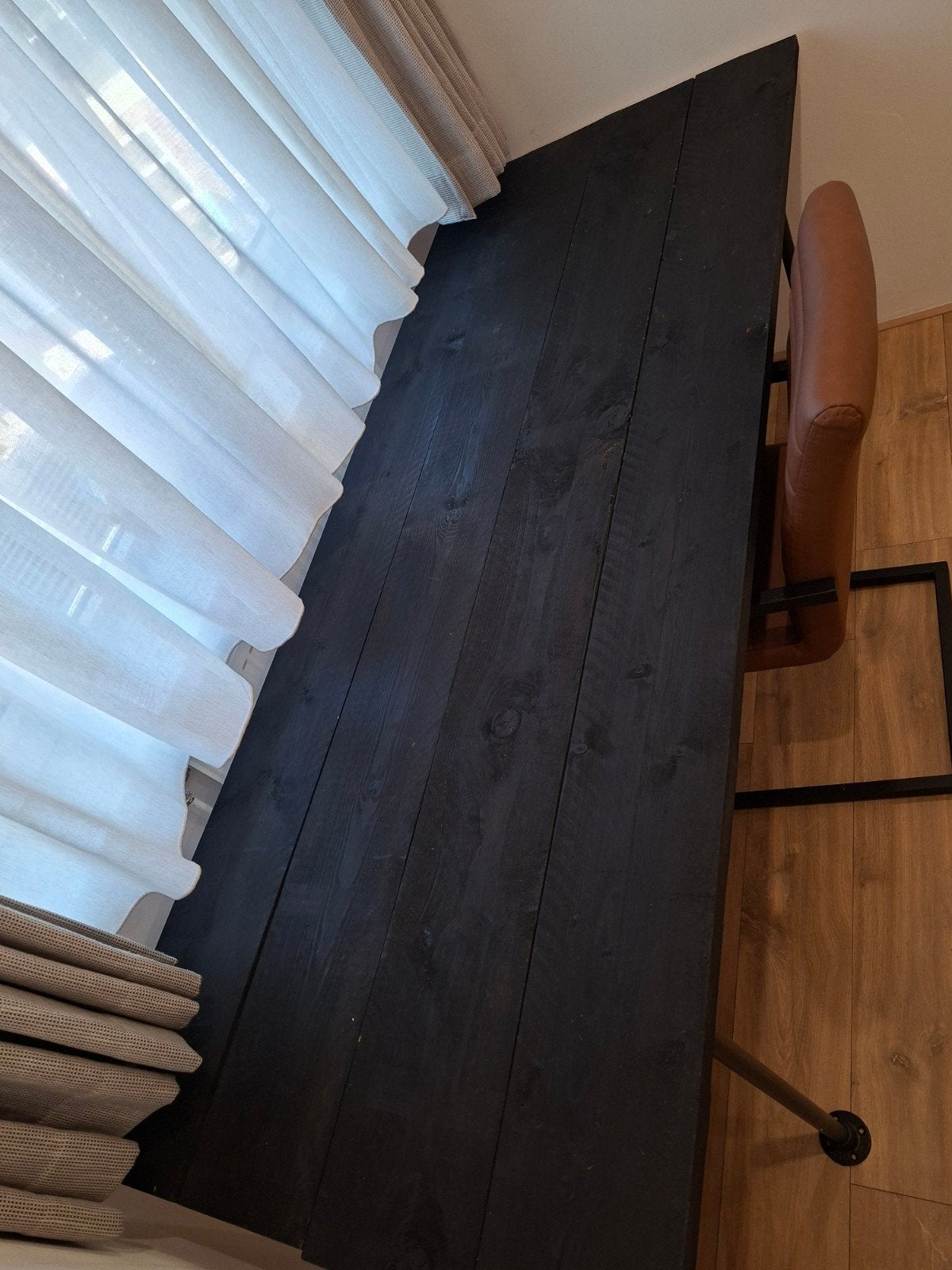 Zwart houten bureau met metalen poten, Huis en Inrichting, Bureaus, Zwart, Gebruikt, Hout, Ophalen of Verzenden