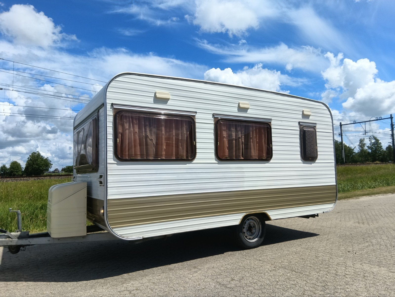Vintage Caravan in nieuwstaat !!! Max 700kg b rijbewijs!!!, Caravans en Kamperen, Vast bed, Rondzit, Particulier, Caravelair