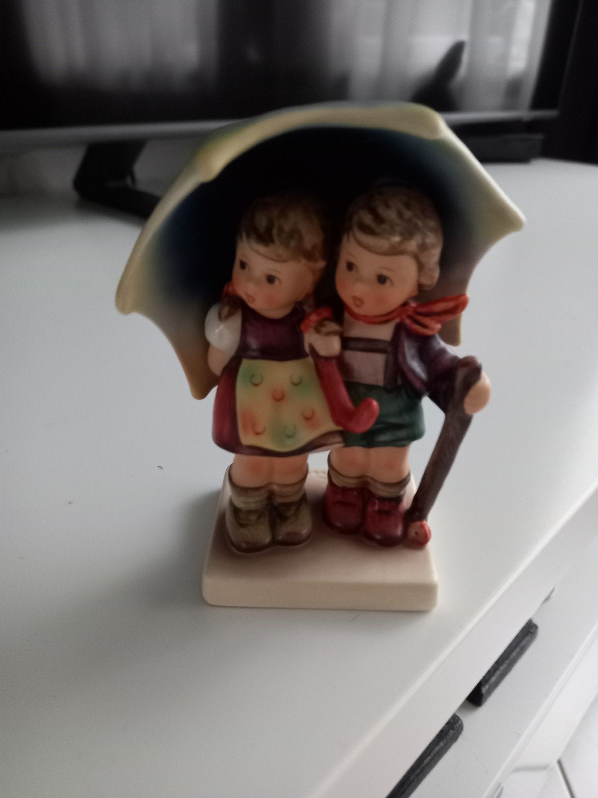 Hummel beeldje "Unter einem Dach" (Stormy Weather), Ophalen of Verzenden, Zo goed als nieuw, Hummel