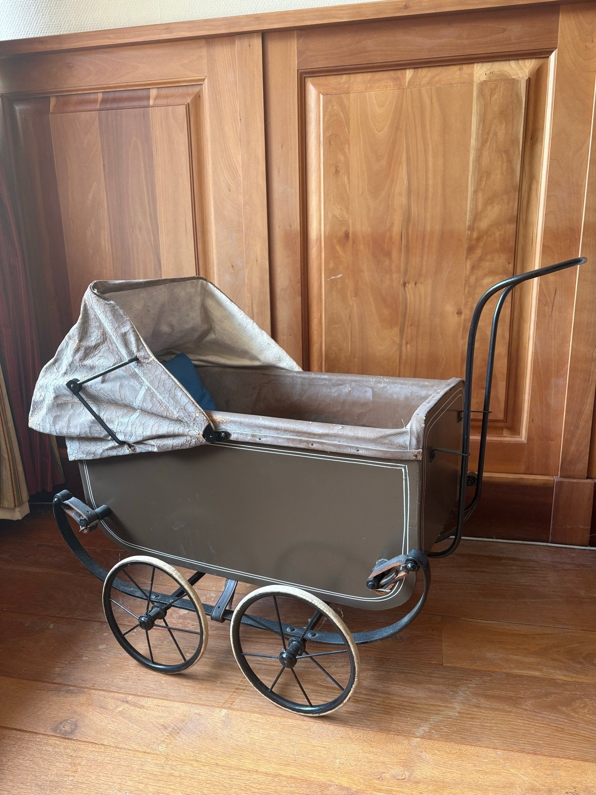Antieke poppenwagen - decoratief en voor de liefhebber, Ophalen
