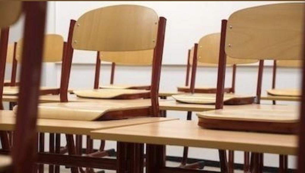 GEZOCHT schoolmeubilair, Ophalen