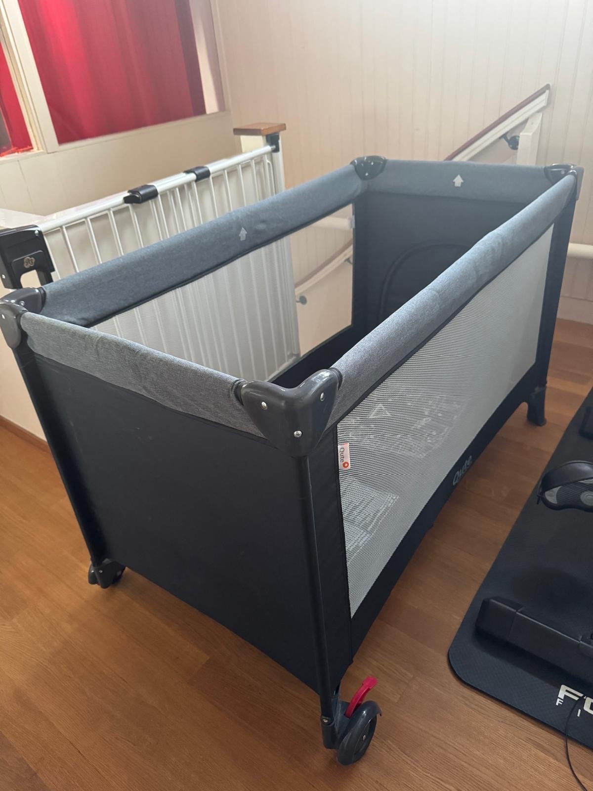 Qute Q-break campingbed met 2 matrassen en wieltjes, Ophalen, Zo goed als nieuw, Minder dan 140 cm, Matras