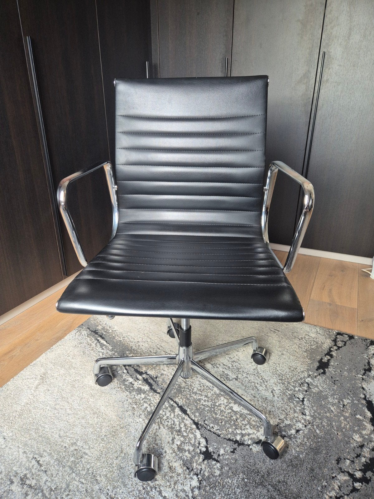 Eames cd117 redesign, Huis en Inrichting, Bureaustoelen, Ophalen, Zo goed als nieuw, Zwart, Bureaustoel