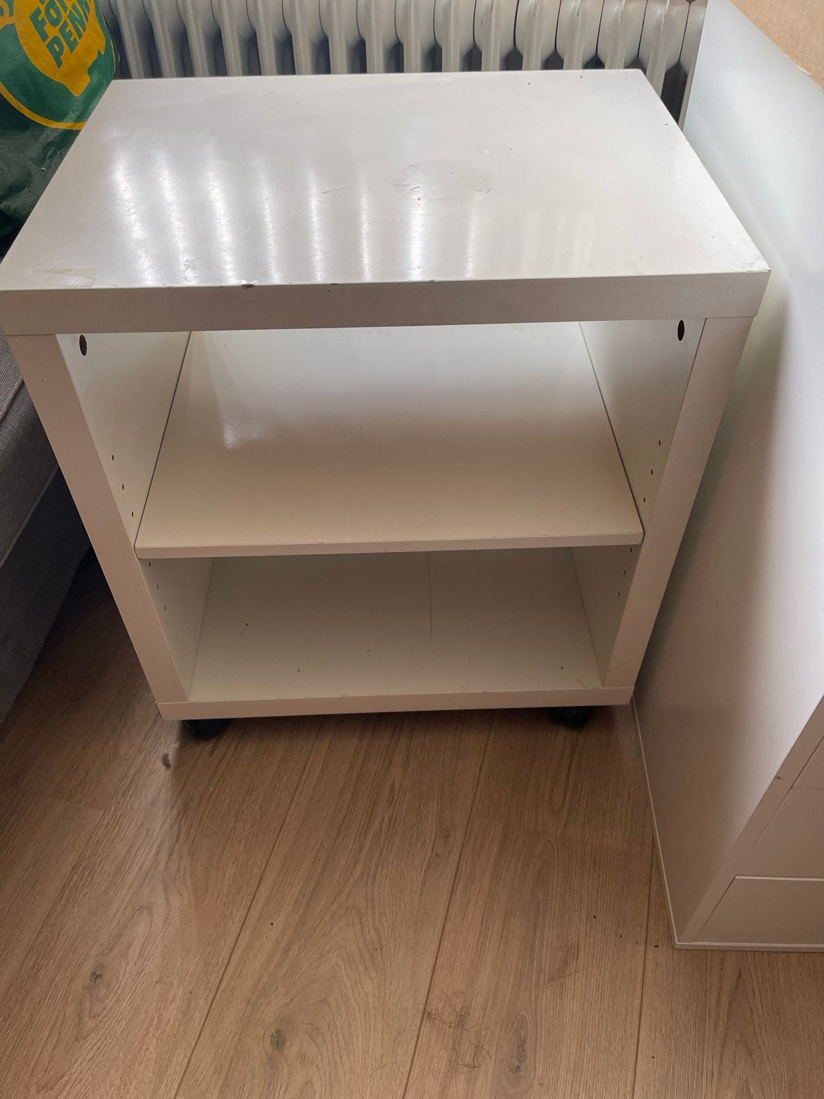 Small white cabinet on wheels, Ophalen, Gebruikt