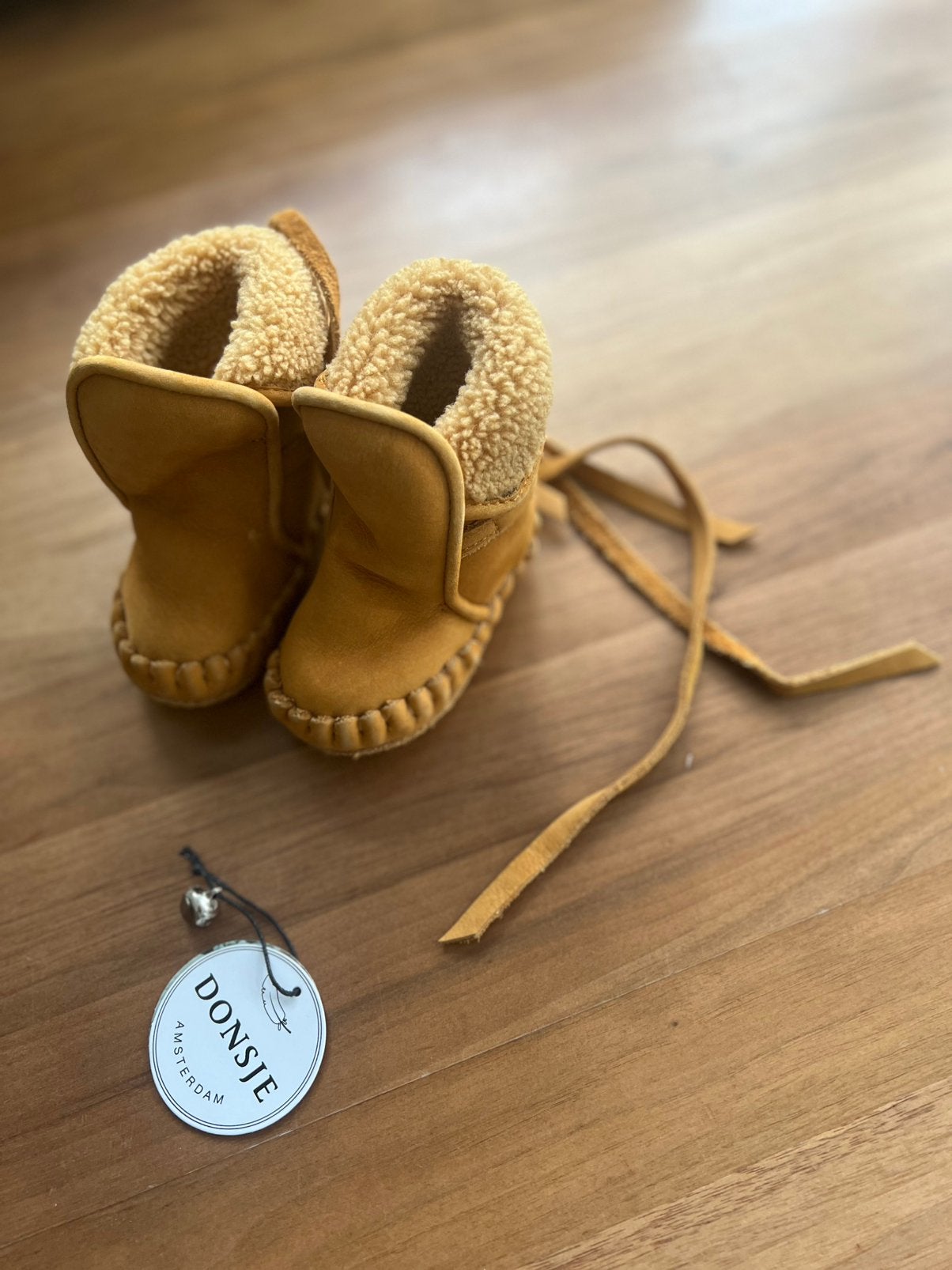 Donsje Amsterdam Jaya baby slofjes suede booties 0 - 6 maand, Ophalen of Verzenden, Zo goed als nieuw, Jongetje of Meisje, Slofjes