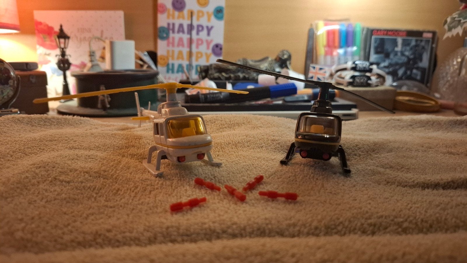 2 mooie helikopters van james bond corgi, Verzenden, Zo goed als nieuw