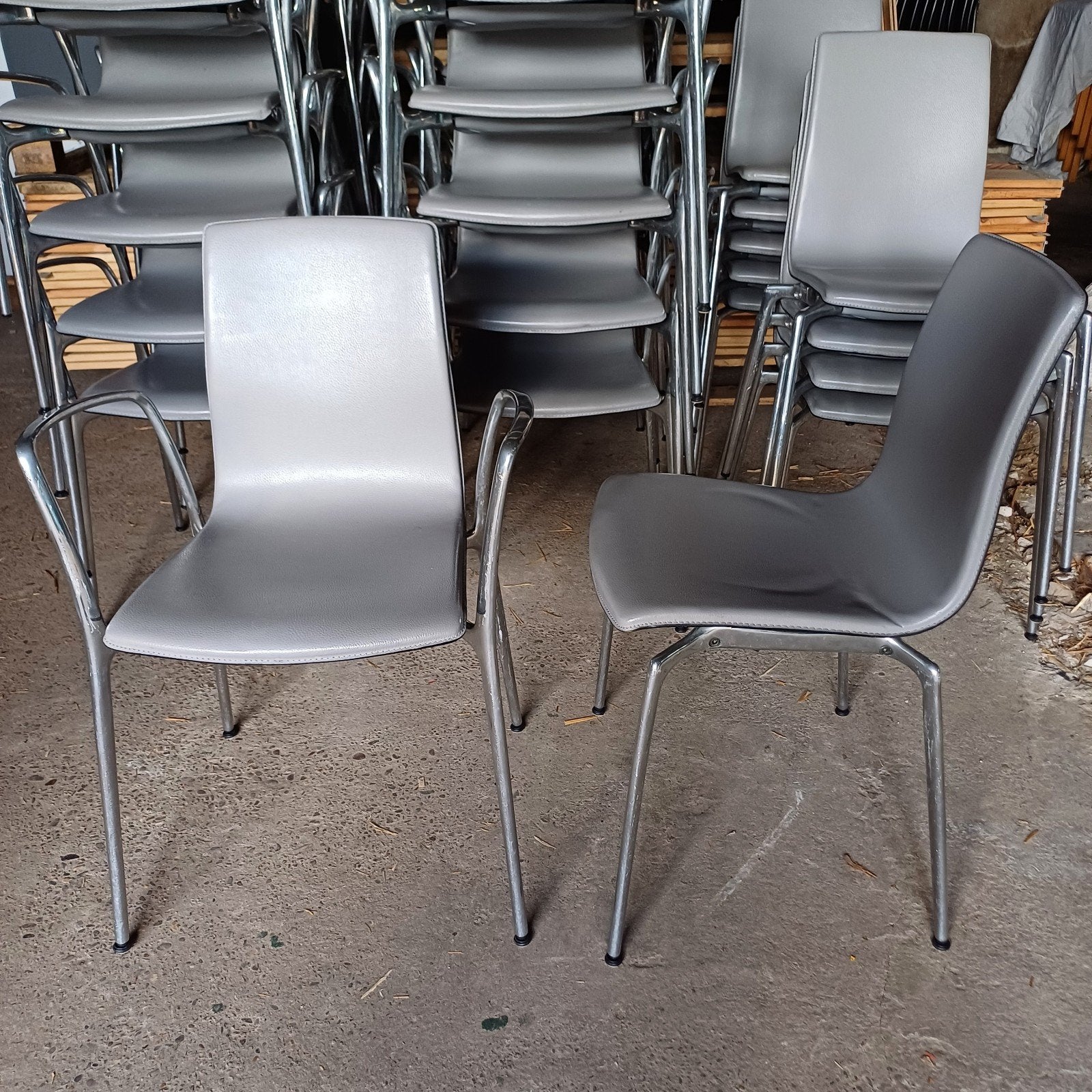 30 x vintage design stoelen ( Akaba Gorka ? ), Ophalen, Gebruikt, Bruin, Vijf, Zes of meer stoelen