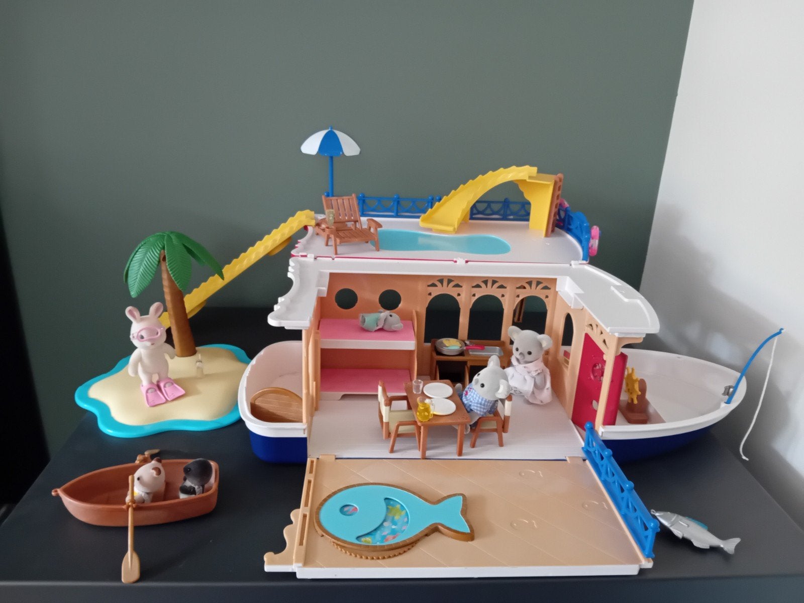 Sylvanian Families Cruise Ship met accessoires en figuren, Ophalen of Verzenden, Gebruikt, Poppenhuis