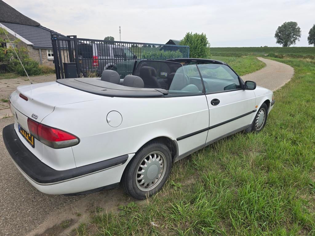 Saab 900 NG Cabrio 1995 automaat wit, Auto's, Saab, 1367 kg, 4 cilinders, Wit, Leder
