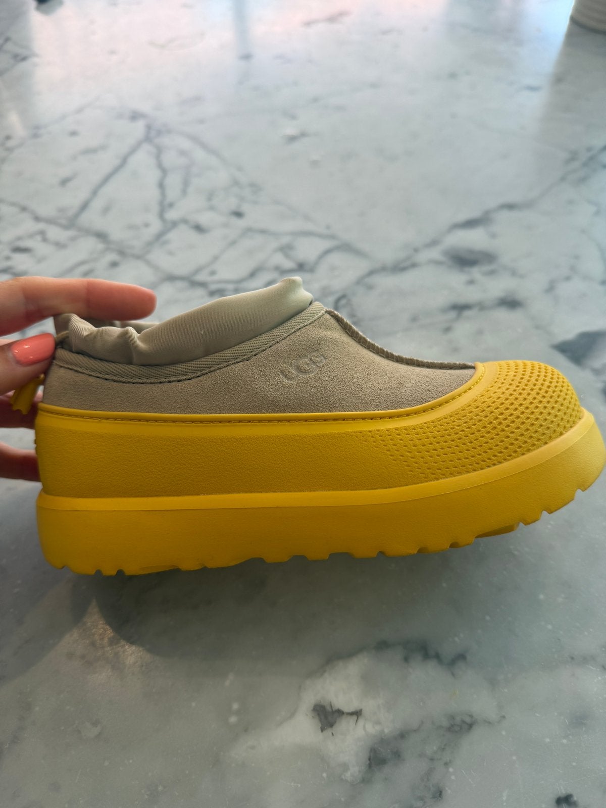Ugg Tasman Weather Hybrid Geel/Beige maat 31, Schoentjes, Jongetje of Meisje, Nieuw, Ophalen of Verzenden