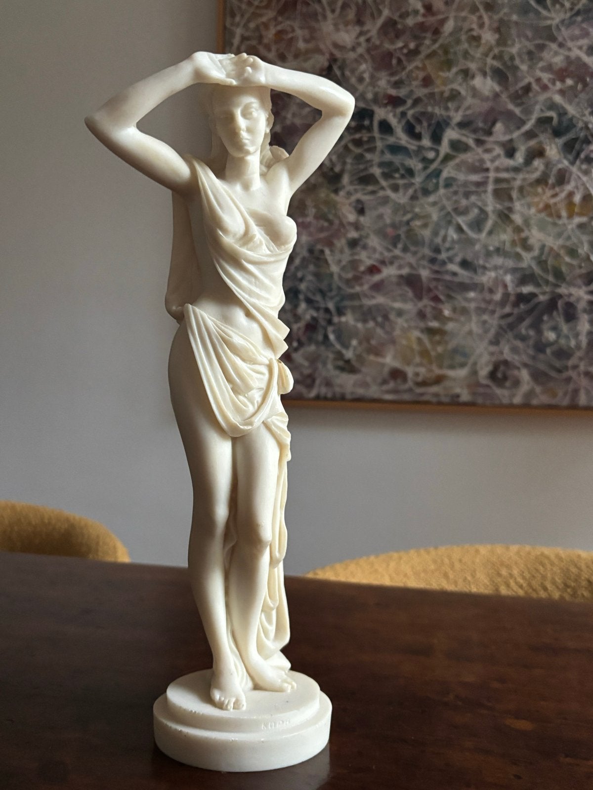 Klassiek beeld van een vrouw in wit albast, Antiek en Kunst, Ophalen of Verzenden, Beeld, 20 - 50 cm, Gemerkt