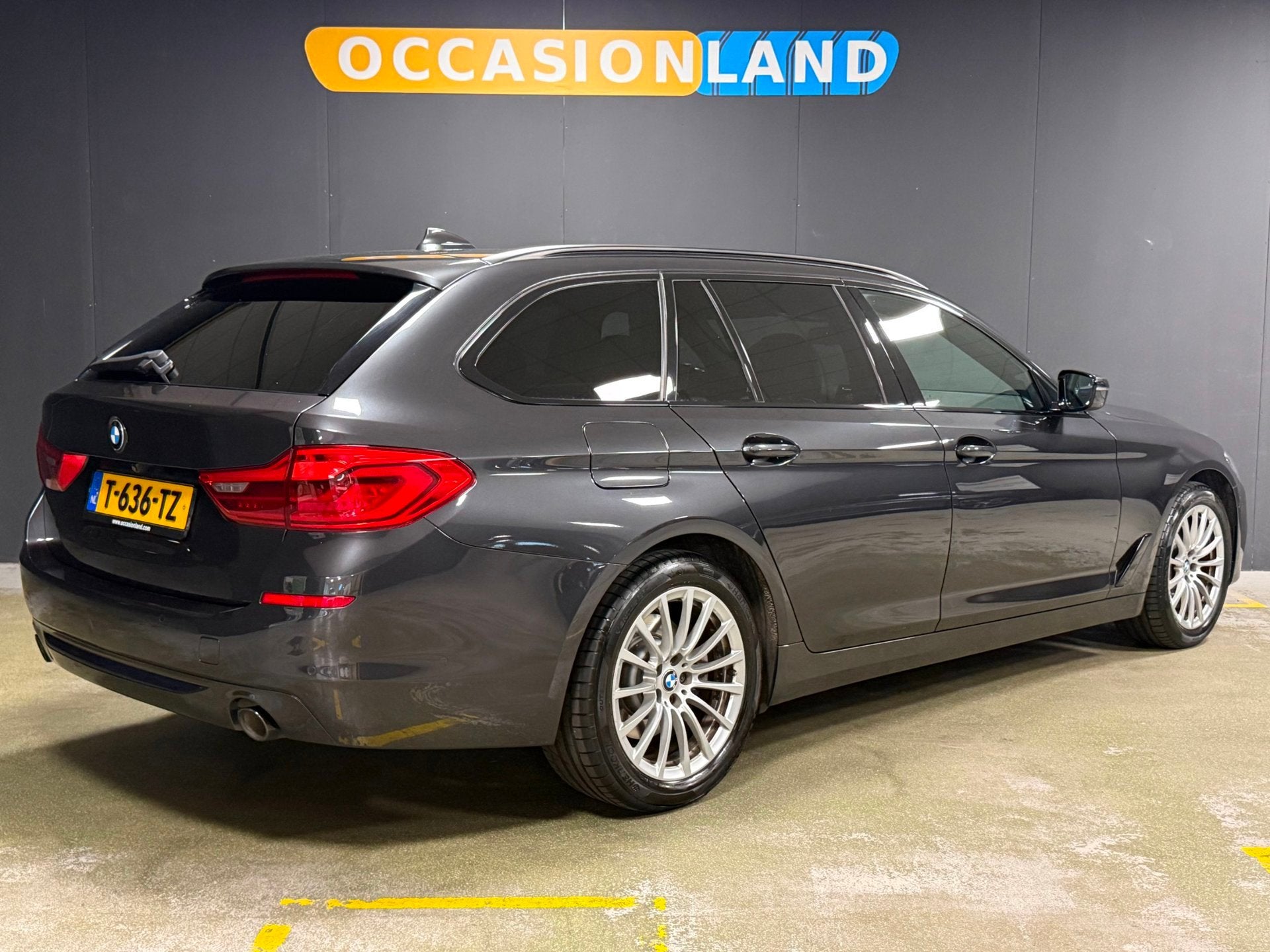 BMW 5-serie Touring 530i xDrive Executive Sportline|PANO|KEY, Automaat, 1998 cc, 15 km/l, Zwart